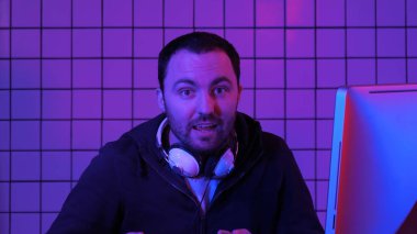 Teknoloji, oyun, eğlence, oyun ve insanların konsepti. Kameraya konuşma yapan genç adam..