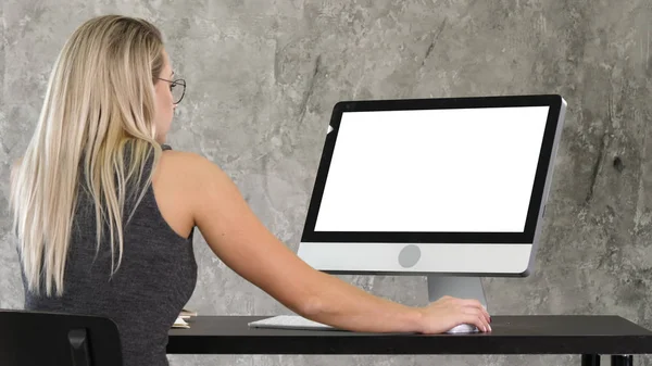 Joven mujer operador amigable hablando y trabajando en la computadora. Pantalla blanca . — Foto de Stock