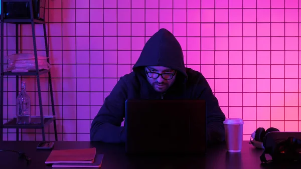 Jovem hacker financeiro masculino no escritório sentado trabalhando no laptop. — Fotografia de Stock