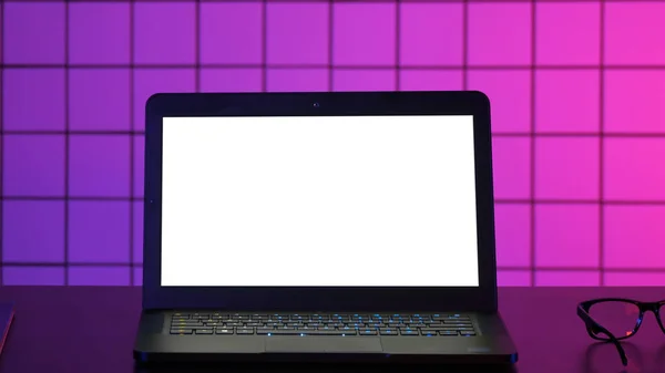 Hráči notebook na stole s výhledem na obrazovku. Bílý displej. — Stock fotografie