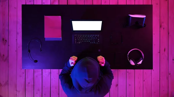 Horní Pohled Šťastný Hacker Vyhrál Svým Laptopem Bílý Displej Profesionální — Stock fotografie