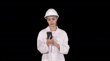 Alpha Channel 'da yürürken kadın mühendis telefonda konuşuyor.