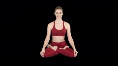 Gülümseyen genç kadın yoga yapıyor, Padmasana egzersizi yapıyor, Lotus pozu veriyor, Alfa Kanalı.