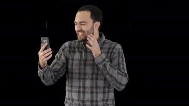 Alfa mat üzerinde. Orta atış. Exprecive konuşma telefonda bir adamın Videoblog, blog, vlog, alfa kanal profesyonel 4 k çözünürlükte vurdu. 004. sen-ebilmek kullanma o bir örneğin ticari video, işinizde