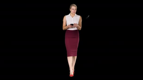 Γυναίκα πληκτρολογώντας Γράψτε το μήνυμα στο έξυπνο τηλέφωνο και περπάτημα, άλφα κανάλι — Αρχείο Βίντεο