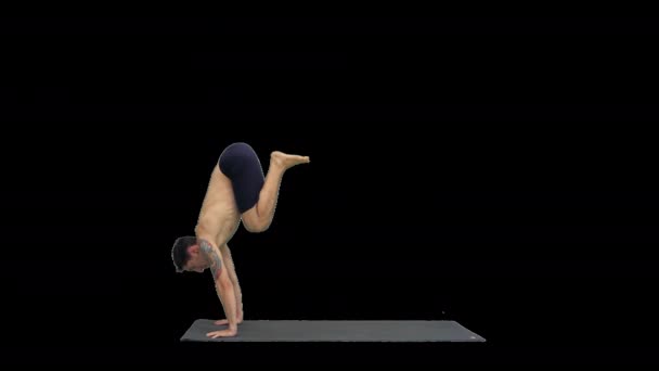 Mladý muž dělá jógu, alfa kanál — Stock video