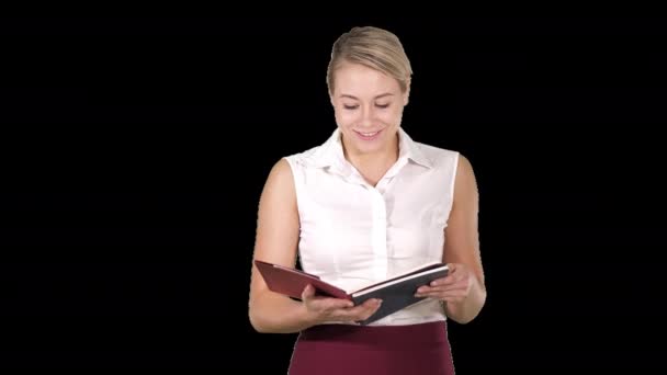 Vrouw houd en open boek of notebook iets hardop, lezen alfakanaal — Stockvideo