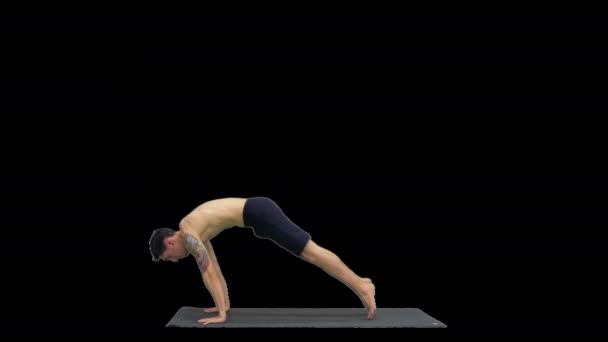 El hombre está haciendo posturas de yoga, Alpha Channel — Vídeo de stock