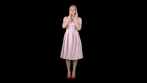 Schöne zarte Mädchen in rosa Kleid Blick in den Spiegel, Alpha Channel — Stockvideo