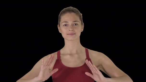 Молодая женщина, занимающаяся упражнениями для дыхания йоги, канал Альфа — стоковое видео