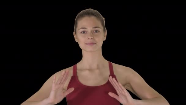 Jeune femme faisant des exercices de respiration de yoga, canal Alpha — Video