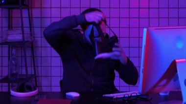VR kulaklık takan ve Sanal Gerçekliği Yaşayan Genç Adam