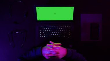 Profesyonel A akarsu oyunu izlerken oyuncu. Yeşil perde Mock-up göstermek.