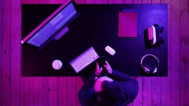 Hacker fidye dolandırıcılığı için cep telefonu kullanıyor ve kişisel bilgilerini çalıyor..