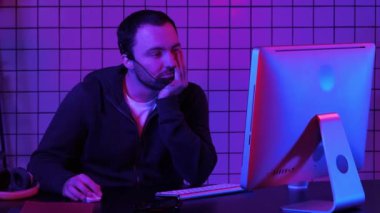 Programlama ve kodlama teknolojilerin geliştirilmesi. Sıkılmış programcı çalışma.