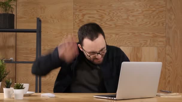 Разгневанный бизнесмен перед ноутбуком . — стоковое видео