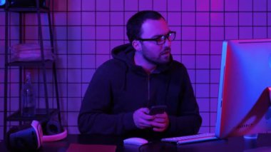 Hacker fidye dolandırıcılığı için cep telefonu kullanıyor ve kişisel bilgilerini çalıyor..