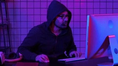 Evde oynayan sakallı bir adam..