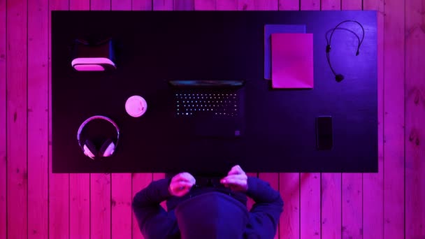 Hombre en gafas jugando un juego en el ordenador portátil. — Vídeos de Stock