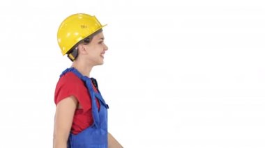 Beyaz arka plan üzerinde mutlu İnşaat ve mimari kavram yürümeye hardhat kadın işçi.
