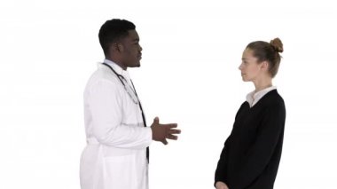 Erkek Afrikalı doktor beyaz arka planda kadın hastayla konuşuyor..