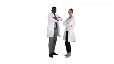 Beyaz arka planda çapraz kollu kadın ve erkek doktorlar.