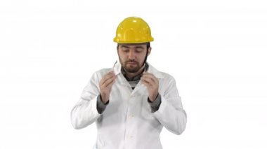 Şeffaf Emanet elinde beyaz arka plan üzerinde koruyucu gözlük çalışan işçi gözlük.