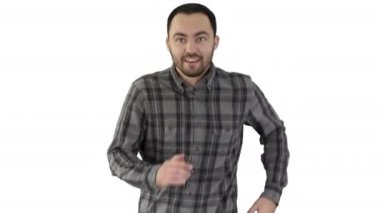 Beyaz arka planda koşan ve gülümseyen genç adam.