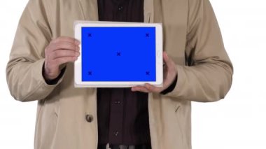 Beyaz arkaplanda mavi ekranlı tableti tutan erkek eller.