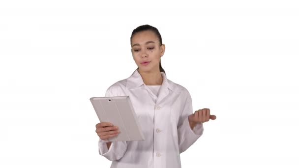 Medicina, farmácia, pessoas, cuidados de saúde e conceito de farmacologia - sorridente médico com tablet pc andando e lendo para câmera no fundo branco. — Vídeo de Stock