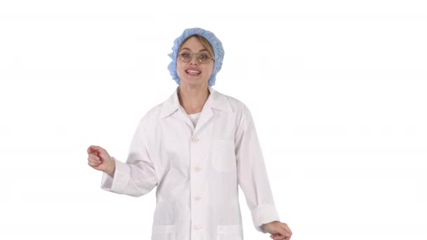 Geek jonge blonde dokter vrouw praten met camera op witte achtergrond. — Stockvideo