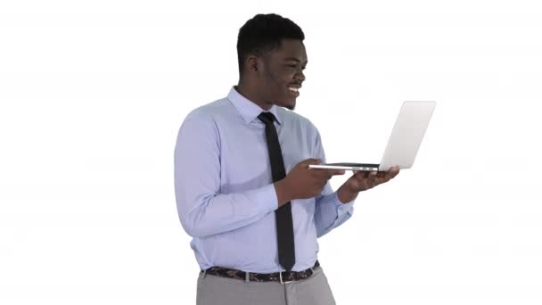 흰색 배경에서 비즈니스 파트너와 비디오 컨퍼런스 콜 데 노트북으로 쾌활 한 성공적인 젊은 아프리카계 미국인 관리자. — 비디오