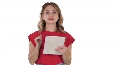 Tablet bilgisayar dönüm sayfalar beyaz arka plan üzerinde sunulması ile gülümseyen kadın.