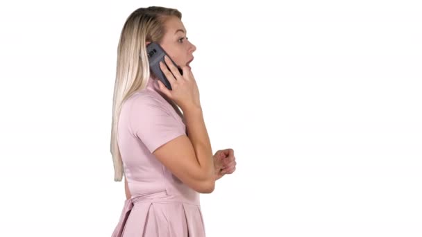 Bella donna che cammina e parla al telefono su sfondo bianco. — Video Stock