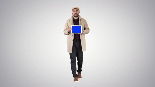 Attraktiver Mann hält Tablet mit blauer Tastenbildschirm-Attrappe auf Gradienten-Hintergrund. — Stockvideo