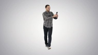 Neşeli sakallı adam arka planda selfie çekiyor..