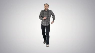 Gradyan arkaplanda çalışan adam.