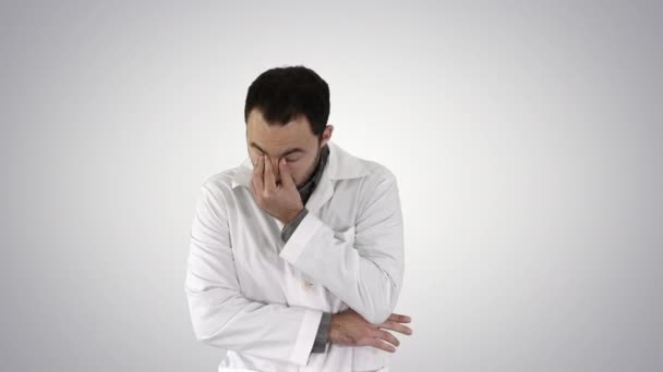 Зевающий доктор с закрывающим рот ртом, уставший, напряженный на градиентном фоне . — стоковое видео