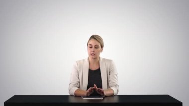 Haberleri sunan bir kadın haber spikeri, kendi metin veya görüntü ekranınızı onun arkasına ekleyin.