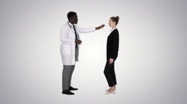 İyi haber ve hasta doktor degrade arka plan üzerinde bırakır.