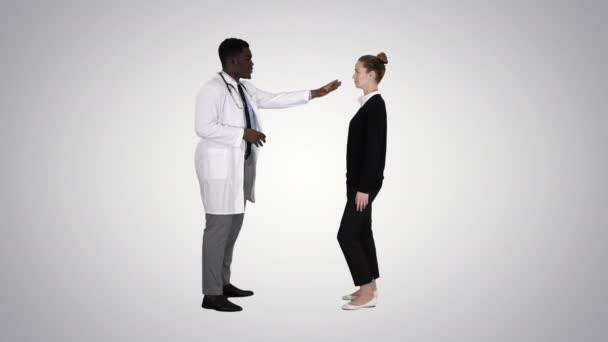 Arts vertellen goed nieuws en patiënt laat op verloop achtergrond. — Stockvideo