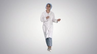 Yürüyüş ve kamera için degrade arka plan üzerinde konuşurken samimi kadın doktor.