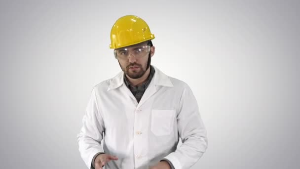 Ingeniero de confianza Hombre hablando cámara en el fondo de gradiente. — Vídeos de Stock