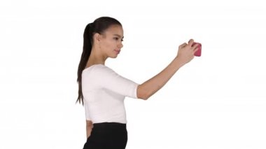 Farklı boş alışveriş çanta selfie beyaz arka plan üzerinde yapımı tutarak uzun esmer saçlı çekici genç kadın.