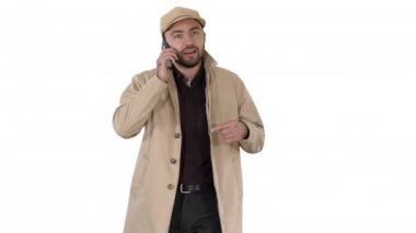 Beyaz arka plan üzerinde cep telefonu konuşurken genç moda iş adamı.