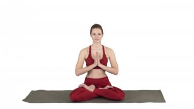Yoga oturan güzel genç kadın poz Lotus ellerinin beyaz arka plan üzerinde konumunu değiştirme.