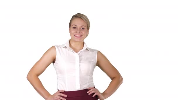 Confiant jeune jolie serveuse marche avec les mains sur la hanche sur fond blanc . — Video