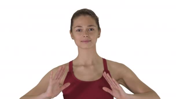 Mujer joven haciendo ejercicios de respiración de yoga sobre fondo blanco. — Vídeo de stock