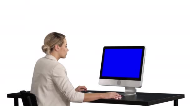 Bedrijfspersoon werkt aan tafel met computer, witte achtergrond. Blauw scherm Mock-up Display. — Stockvideo