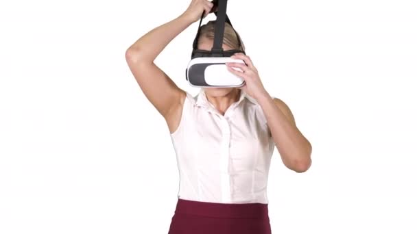 Mulher com óculos de fone de ouvido VR dispositivo Conceito de realidade virtual no fundo branco . — Vídeo de Stock